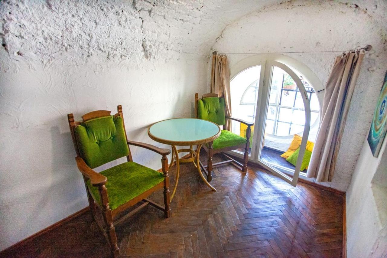 Artrooms -Round Windows Rynok Sq Lviv Extérieur photo