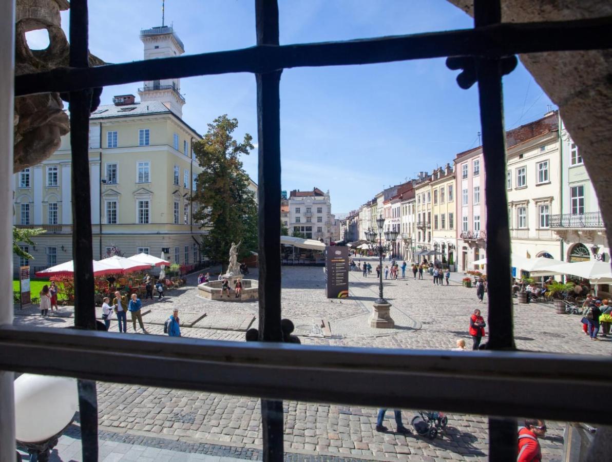 Artrooms -Round Windows Rynok Sq Lviv Extérieur photo