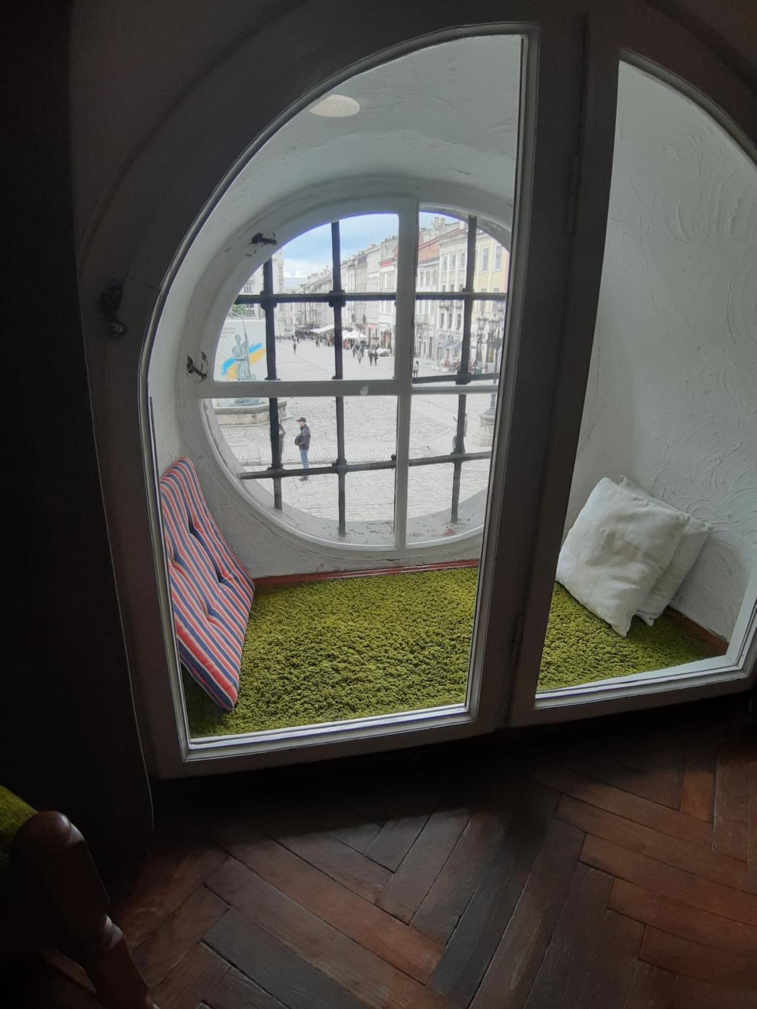 Artrooms -Round Windows Rynok Sq Lviv Extérieur photo